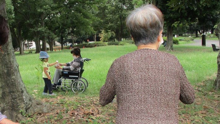 子どもたちと交流するご利用者さま